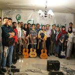 نوازندگی هنرجوی آموزشگاه در جلسه تمرینی