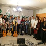 نوازندگی هنرجوی آموزشگاه در جلسه تمرینی