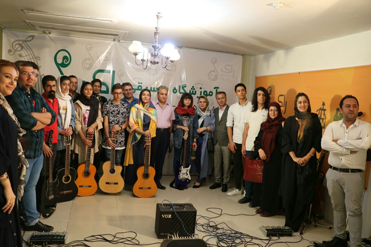نوازندگی هنرجوی آموزشگاه در جلسه تمرینی
