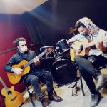 نوازندگی هنرجوی آموزشگاه در جلسه تمرینی