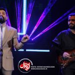 اجرای زنده حمید هیراد روی صحنه همراه با نوازندگی نیما پسندیده
